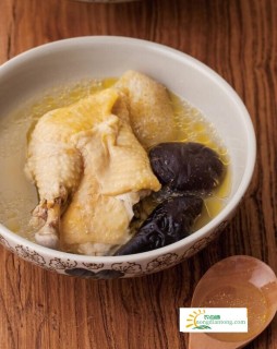 松茸竹荪鸡汤的做法,第2图