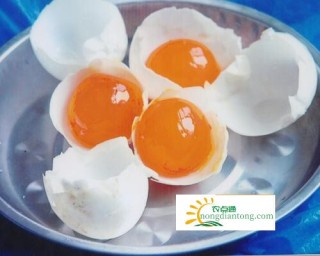 咸蛋黄茶树菇的做法及蛋黄的营养价值、吃蛋黄的好处,第3图