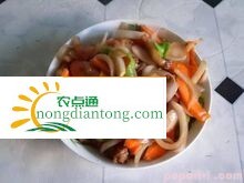 鸡腿菇炒猪肉的做法 色泽红润味道香,第1图