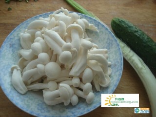 蒜苗白玉菇炒肉的做法,第2图