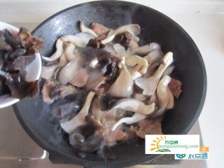 平菇木耳炒肉，平菇的食用禁忌,第2图
