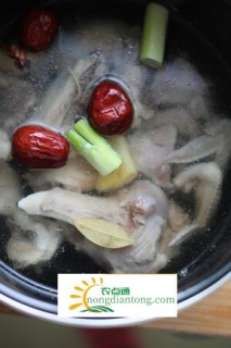 如何做出味道鲜美营养丰富的香菇榛蘑鸡汤,第3图