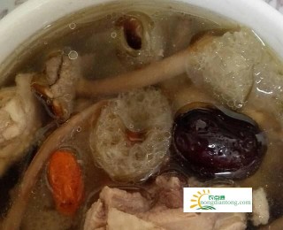竹荪茶树菇炖鸡汤的家常做法,第4图