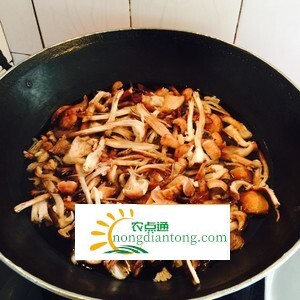 干榛蘑和尖椒包饺子的做法，鸡肉和干榛蘑菇包饺子的做法,第2图