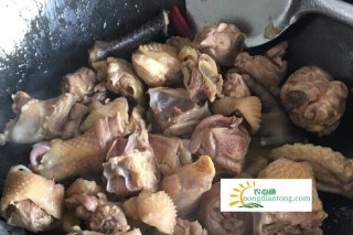 干棒蘑菇怎么做好吃？榛蘑炖小鸡的做法,第3图