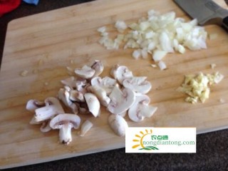 别样的口蘑小吃法，洋葱口蘑煮切丁,第1图
