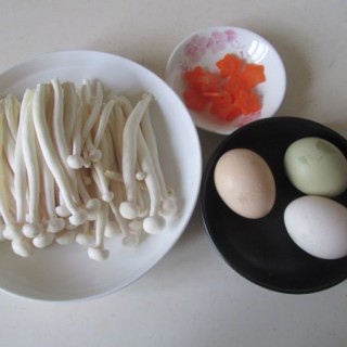  海鲜菇炒鸡蛋 第1步