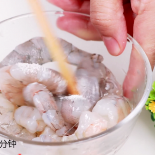  暖身暖心的美味羹汤，西兰花虾仁菌菇汤 第3步