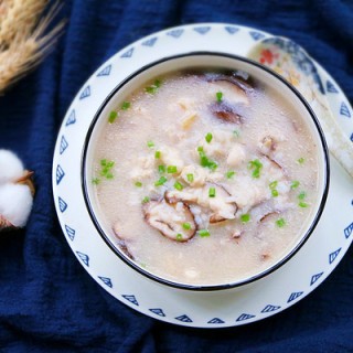  营养香菇滑鸡粥，用剩饭也能做粥 第1步