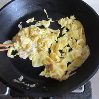  海鲜菇炒鸡蛋 第4步