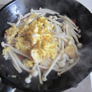  海鲜菇炒鸡蛋 第8步