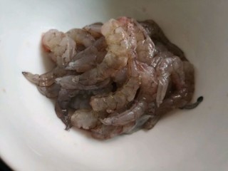  虾滑菌菇汤 第1步