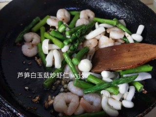  芦笋白玉菇炒虾仁 第7步