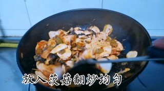  酸菜炒茨菇 第3步