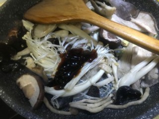  蚝汁杂菇炒肉 第5步