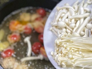  鲜美低脂：鲜虾菌菇汤 越吃越瘦的秘密 第4步