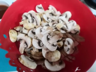  青椒炒蘑菇 第3步