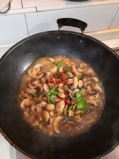  青椒炒蘑菇 第6步