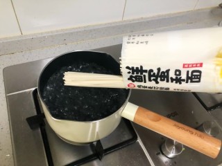  快手易学香菇肉末拌面 第8步