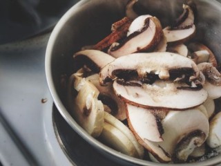  牛排胡椒蘑菇酱 第2步
