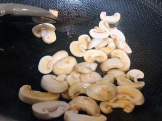  蘑菇鸡肉焗饭 第4步