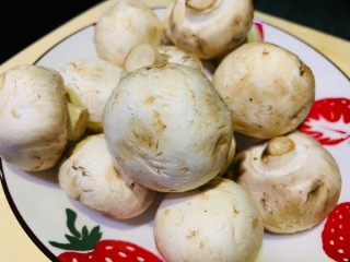  初冬的味道：鸡胸肉炒蘑菇 第1步