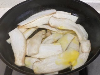 黄油煎黑胡椒杏鲍菇片 第3步