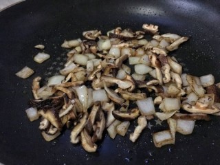  奶油蘑菇鸡肉烩饭 第3步