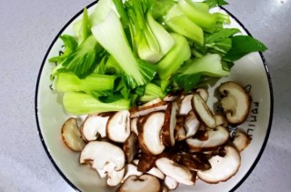  【孕妇食谱】一分钟学会香菇炒上海青，好看好吃又营养～ 第3步