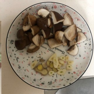  鸡肉炖蘑菇土豆 第1步