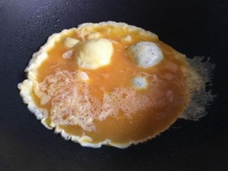  胡萝卜香菇炒鸡蛋 第2步