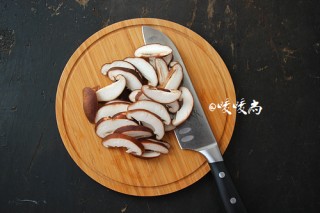  【蚝汁香菇炒面】让肉食控老公大呼没吃够的素炒面 第3步