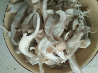  肉炒蘑菇汤 第1步
