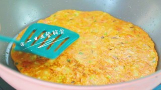  胡萝卜香菇鸡蛋饼 宝宝辅食，鸡蛋+西红柿+包菜 第11步