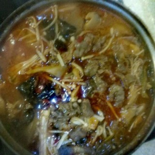  水煮酸菜金针菇肥牛锅 第8步