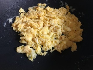  胡萝卜香菇炒鸡蛋 第3步