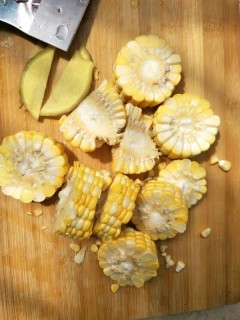  香菇玉米排骨汤 第3步