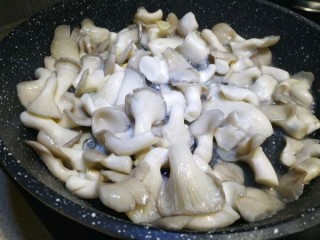  清炒蘑菇 第1步