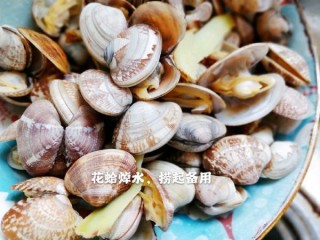  豆腐海鲜菇花蛤汤 第2步