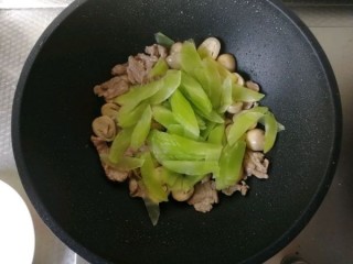  草菇莴苣炒肉片 第7步