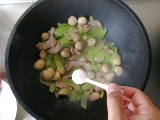  草菇莴苣炒肉片 第10步