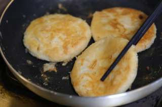  《宅家快手美食》杏鲍菇牛肉酥饼 第4步