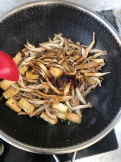  蘑菇炖豆腐 第4步