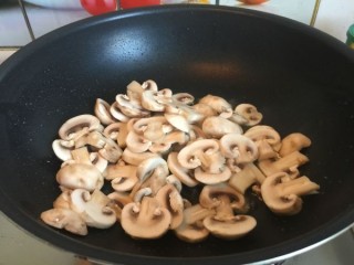  蘑菇豆瓣炒肉片 第9步