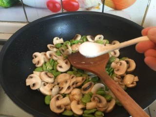  蘑菇豆瓣炒肉片 第10步