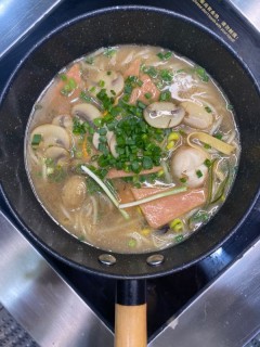  汤汁浓郁的鲜菇菌午餐肉米线，一口米线一口汤 第9步