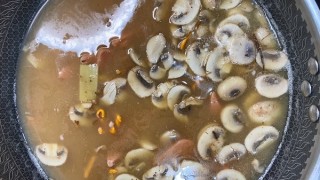  汤汁浓郁的鲜菇菌午餐肉米线，一口米线一口汤 第4步