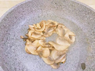  快手早餐—蘑菇云三明治 第5步