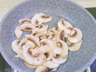  快手早餐—蘑菇云三明治 第4步