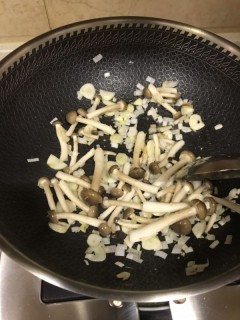  羊肉小白菜菌菇粉丝汤 第1步